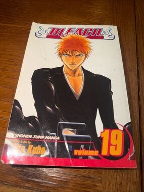 Bleach Volume 19 Manga - Ichigo Cover (Orange, Black, White)